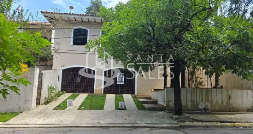 Espaçosa casa residencial em frente à praça hélio smidt. piscina, chuurrasqueira, 4 grandes quartos de frente para piscina. comodamente 6 vagas