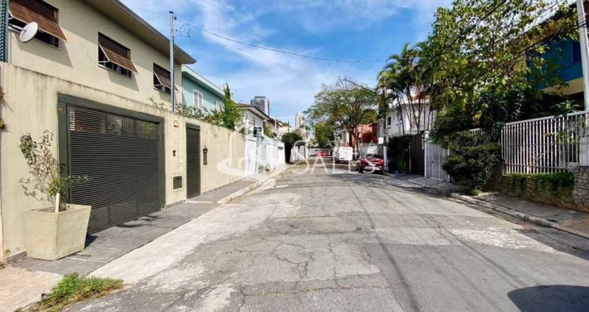 Casa em rua tranquila do Brooklin com 2 dormitórios, quintal, e edícula com mais 1 quarto e banheiro