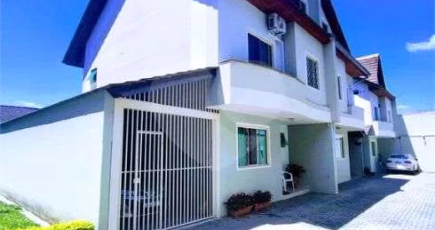 Sobrado com 4 quartos à venda em Bacacheri - PR