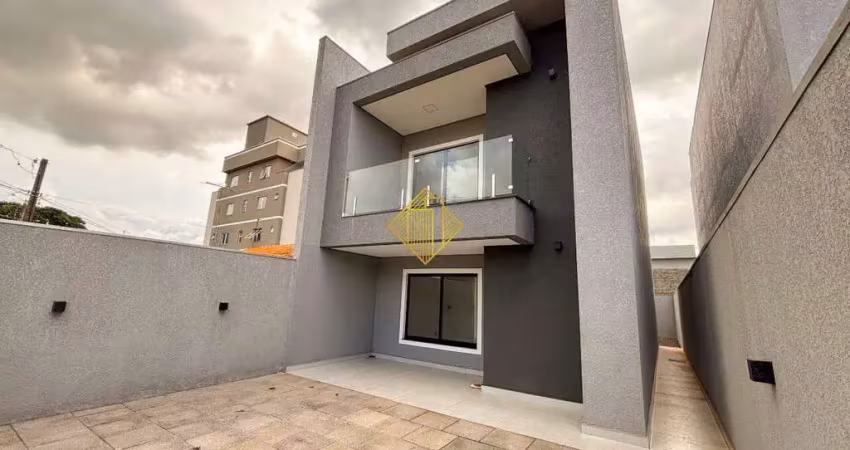 Sobrado espaçoso com 3 suítes e ampla sobra de terreno no Coqueiral