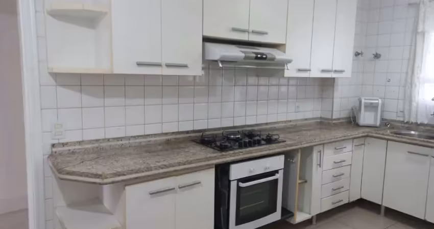 APARTAMENTO DE TRÊS DORMITÓRIOS DISPONÍVEL PARA LOCAÇÃO