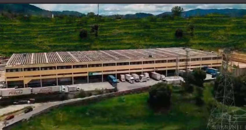 Galpão em condomínio com 1100m de área total,