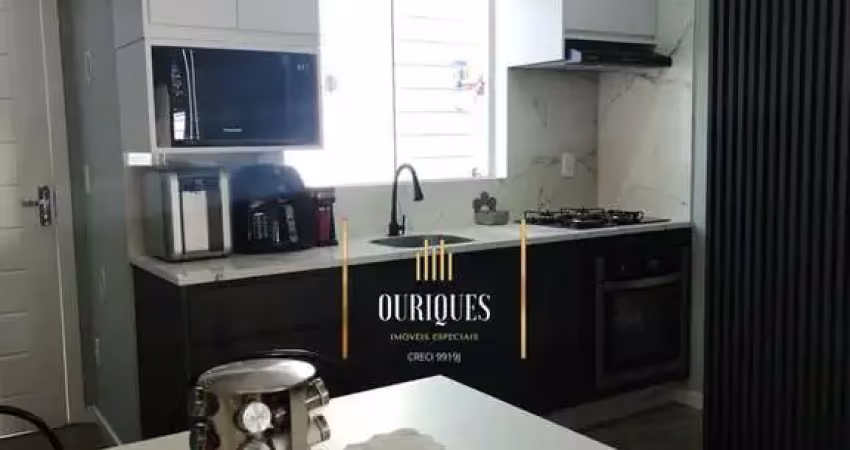 Sobrado Geminado com 68m², possui 2 quartos e espaço para 2 veículos.