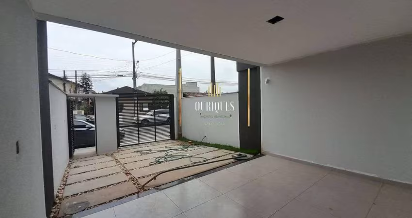 Geminado com 3 quartos sendo 1 suíte, 2 vagas de garagem e 6 mt fundos