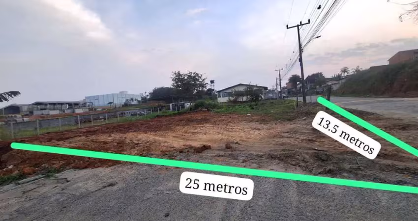 Terreno plano com 337m², medindo 13.5m x 25m no loteamento são joaquim.