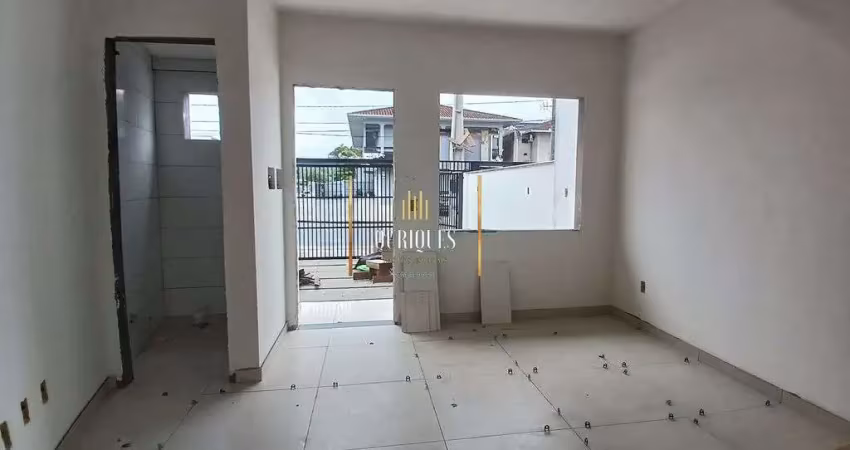 Sobrado geminado de 75m² com 2 quartos sendo 1 suíte e 2 vagas de garagem.