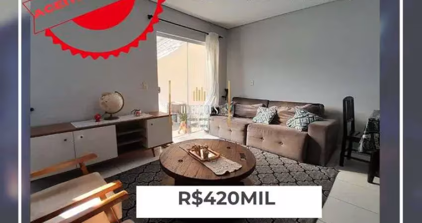 Sobrado geminado com 75m² possui 7m de abertura e 3 quartos.