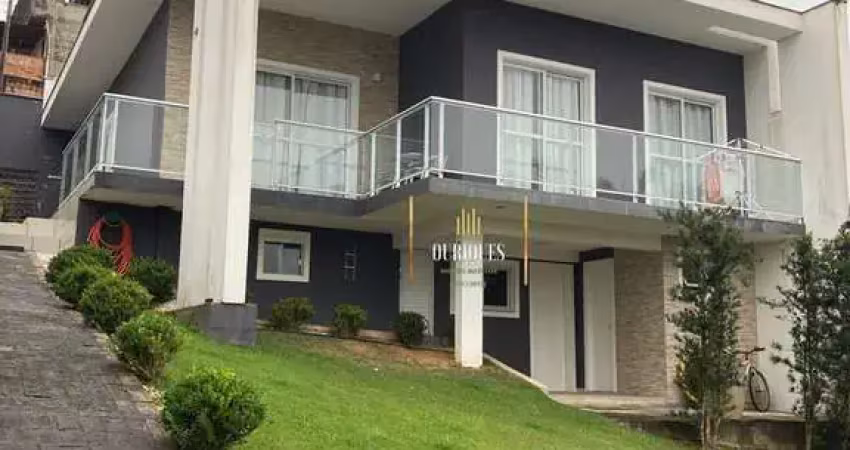 Sobrado com 154m², possui 3 quartos e 2 vagas cobertas.