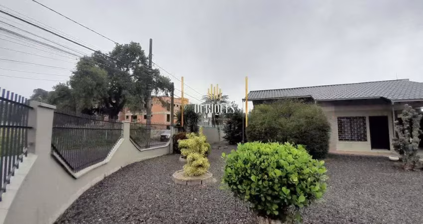 Casa plana de esquina com piscina, possui 3 quartos. aceita permuta por apto.