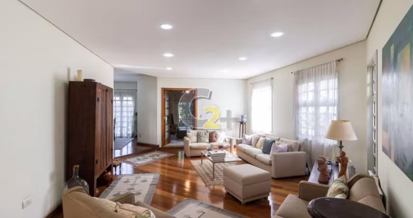 Casa a venda em Vila  Madalena com 3 quartos, sendo 2 suítes e 4 vagas