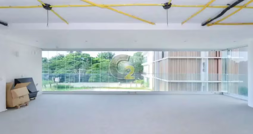 Apartamento à venda em Moema com 2 quartos e 3 vagas de garagem