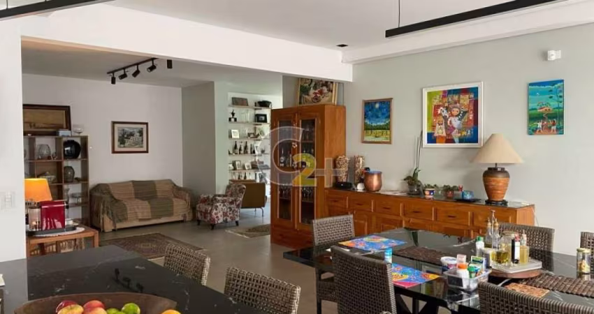 Casa à venda no Pacaembu, 5 quartos, 3 suítes e 6 vagas