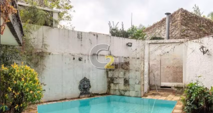 Casa padrão à venda no pacaembu com 4 quartos, sendo 1 suite e 4 vagas