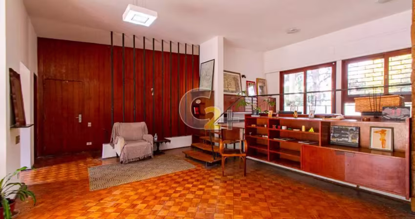 Casa Sobrado à venda no Pacaembu com 5 quartos, sendo 2 suítes e 4 vagas