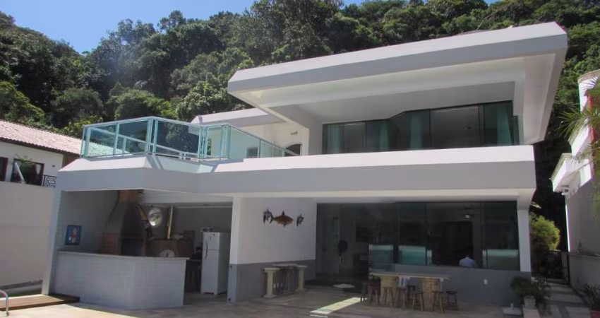 Casa em cond. fechado 300m da praia