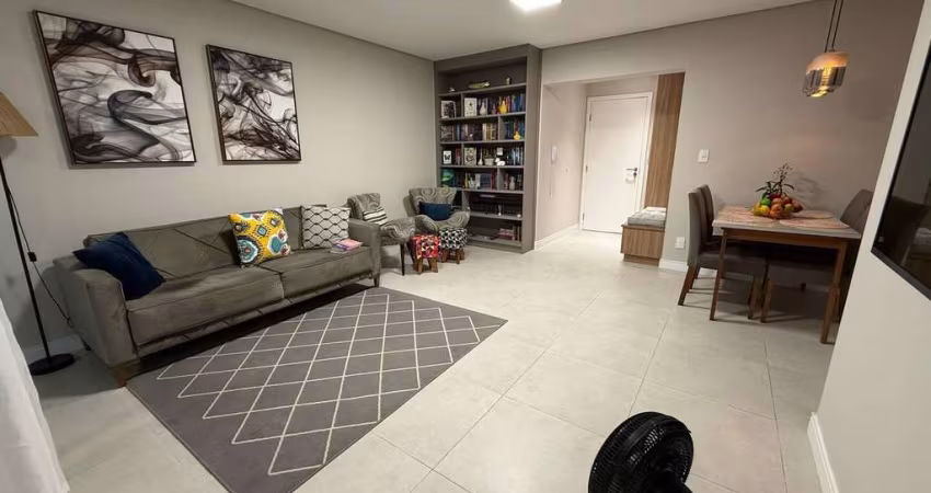 Amplo apto, 02 dorms, reformado c/ lazer