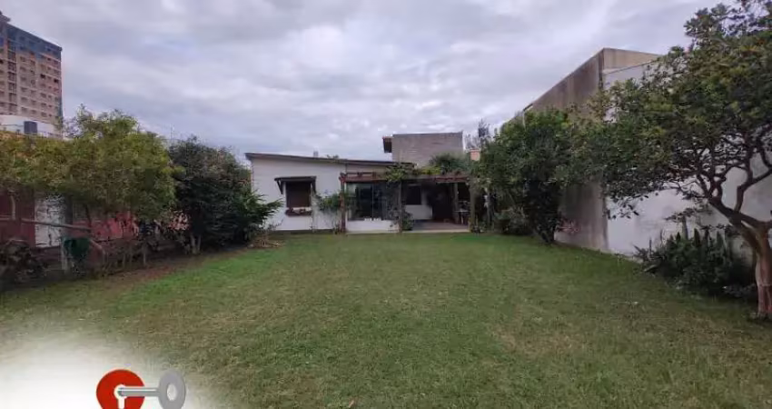 Casa localizada entre o centro e o mar em tramandaí