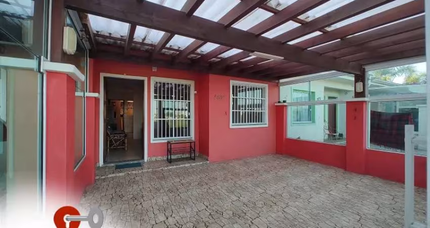 CASA COM 2 DORMITÓRIOS, PRÓXIMO A UPA