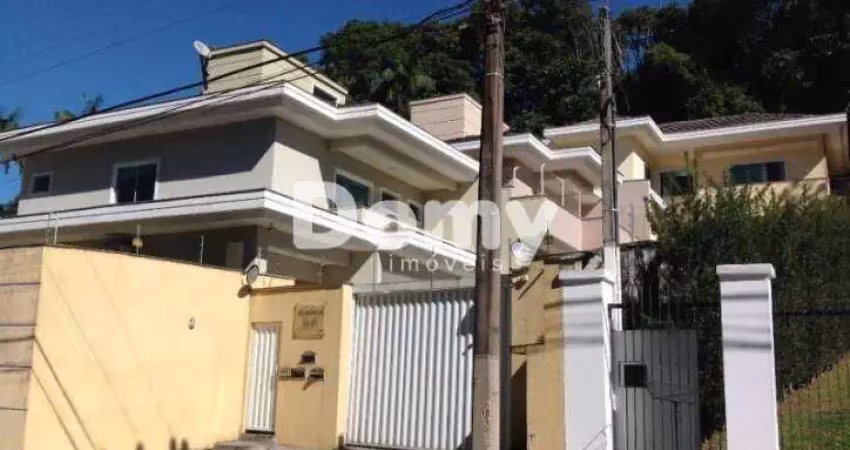 Casa em condomínio fechado com 3 quartos para alugar na Rua Recife, 1194, América, Joinville