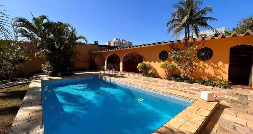 Casa térrea a 300m da PRAIA no centro de Bertioga.