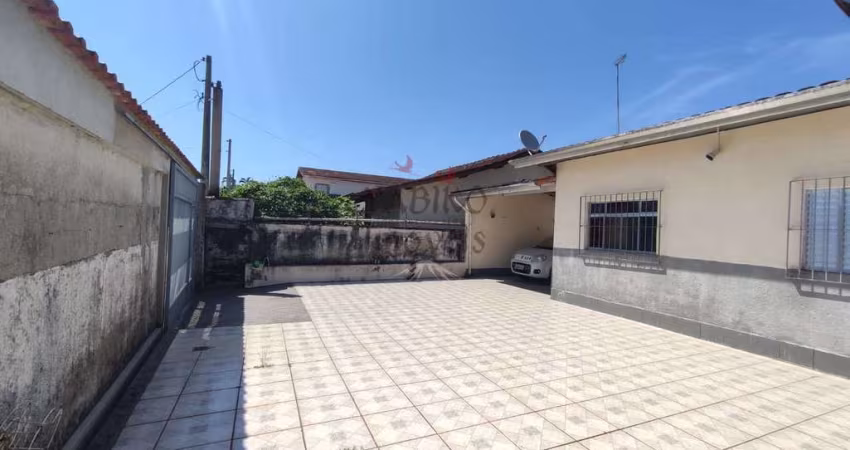 Casa térrea, com 02 dormtórios sendo 01 suíte, 05 vagas.