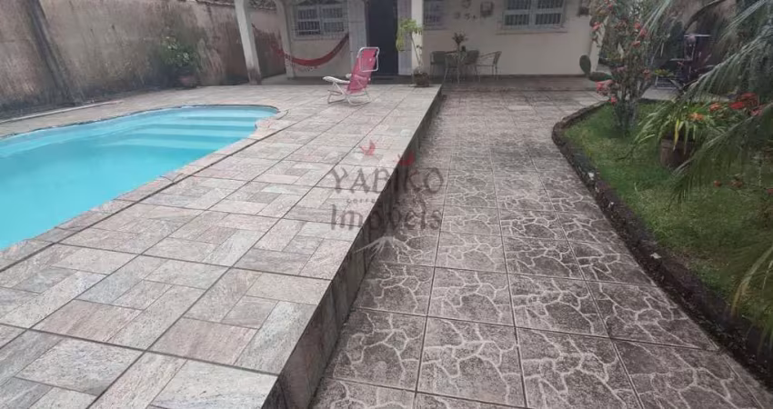 Casa térrea com amplo quintal, piscina e 03 dormitórios.