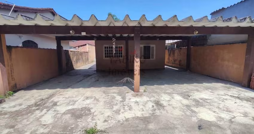 Casa térrea com 02 dormitórios, 05 vagas, amplo quintal.