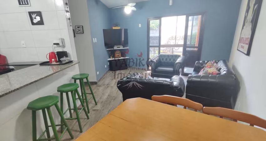 Apartamento perto da praia, com 02 vagas, elevador e piscina.