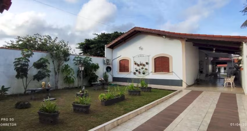 Casa Residencial com Edícula - Quintal Amplo