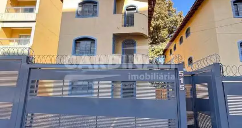 Localizado a menos de 600 metros da usp e da santa casa, 400 metros  do passeio são carlos, espaço com academia, supermercado, restaurantes e lanchonetes, menos de 2 km da rodoviária, do shopping igua