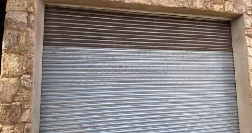 salão comercial na frente do mercado.