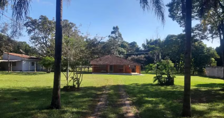 Chácara rural espaçosa com casa principal e de empregado.