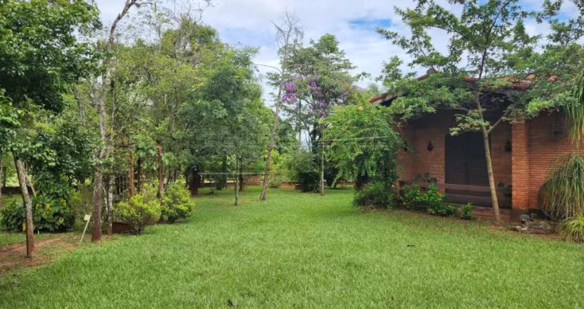 Chácara espaçosa e completa com casa Principal, área de lazer e localização privilegiada .
