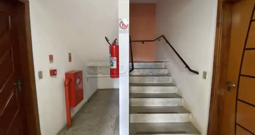Apartamento de três dormitórios no bairro jóquei clube