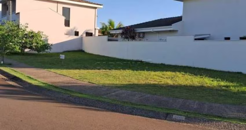 Terreno no Residencial Village Damha I - de esquina e plano.