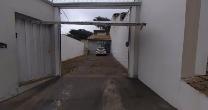 Casa de 3 dormitórios sendo um suíte com 4 vagas de garagem.