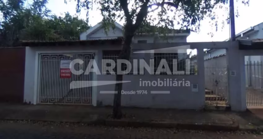 Casa com ótima localização, no centro da cidade, com terreno grande