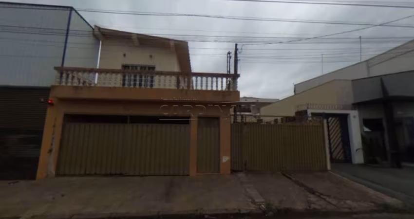Casa e Barracão.