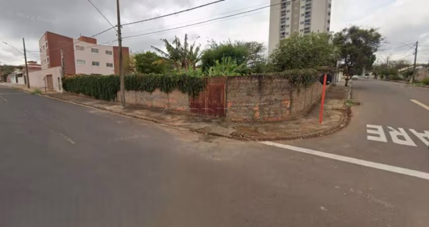 Terreno espaçoso em ótima localização.