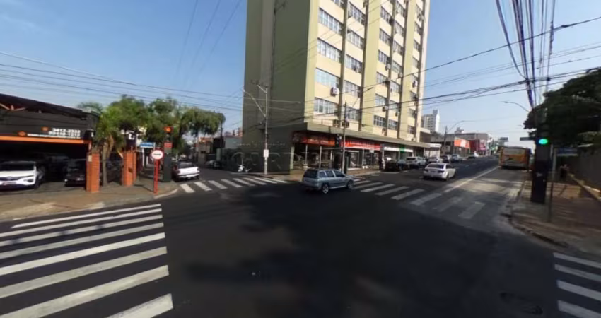 Comercial Sala / Salão com Condomínio em São Carlos
