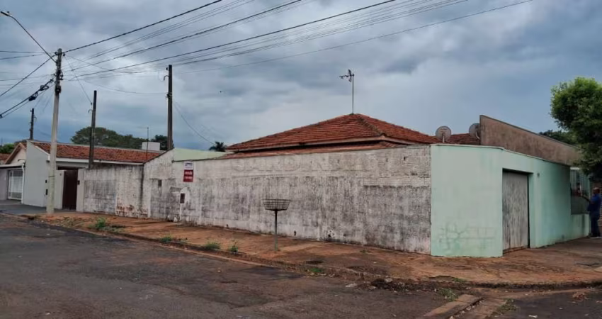 Casa com edicula, de esquina com entrada tudo separado