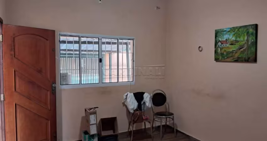 Casa com ótima localização, terreno grande com 02 ediculas