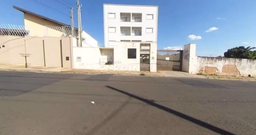 apartamento de dois dormitórios sendo um suíte com uma vaga de garagem.