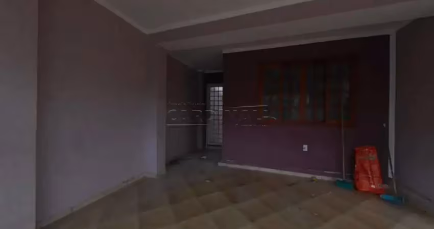 Casa de 4 dormitórios, sendo dois suítes com boa localização.