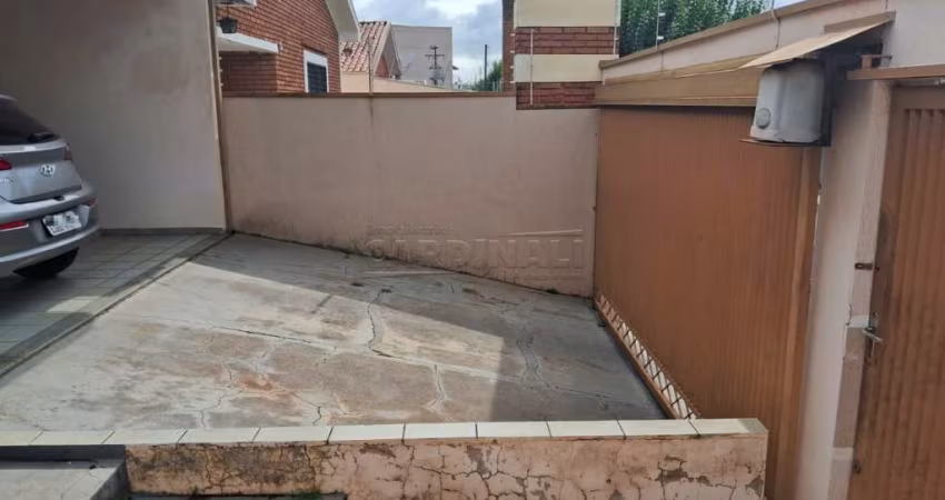 Casa com ótima localização, terreno grande, ótima estrutura e acabamento