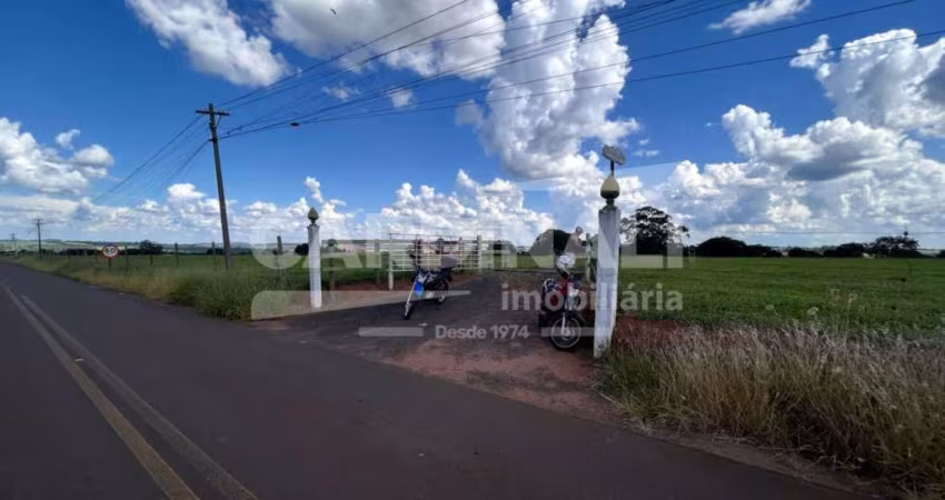 sitio bem próximo da cidade?