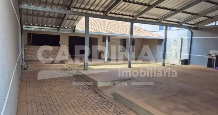 Casa com ótima localização, com potencial para comércio
