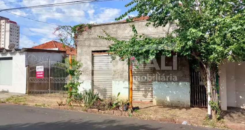 Casa antiga precisa de reforma ou demolição, excelente localização próximo a faculdade e comércio