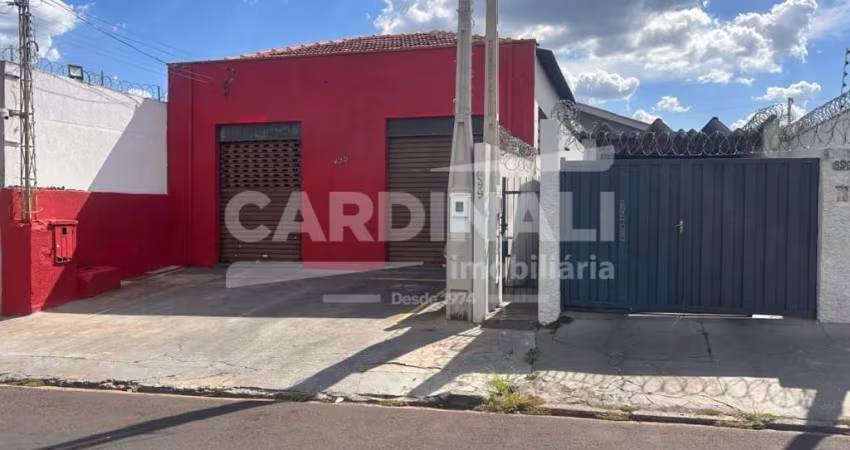 Casa com Salão individual com excelente localização para comércio.