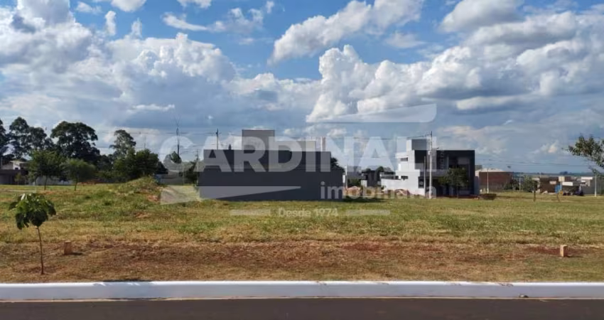 Terreno em Condomínio fechado seguro e pronto para construir bem pertinho da portaria.